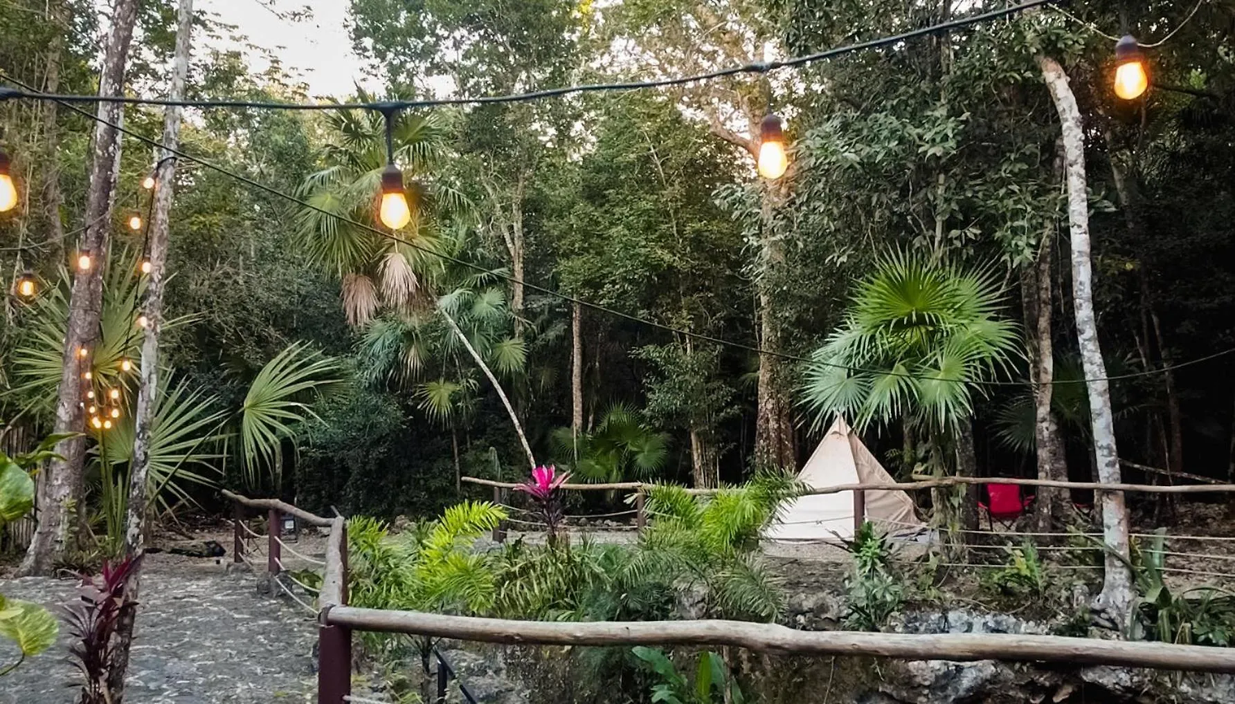 Cheel Lodge & Camping Puerto Morelos Mexico